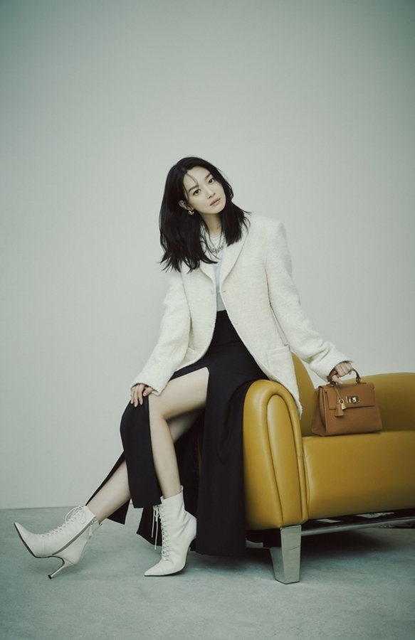 Actor Shin Min-as photo was released.Shin Min-a in the picture depicts a unique urban atmosphere and emits an alluring and chic charm. He reveals an elegant autumn goddess by matching a classic tote bag with a rock decoration on a white jacket.The set-up style adds a chic finish to the fashion with a retro charm.On the other hand, Shin Min-a played the role of Min Sun-ah in tvN Drama  ⁇  Our Blues  ⁇ , which ended in June. ⁇  The movie starring him and Gong Hyo-jin was digitally remastered in 14 years and reopened in August.