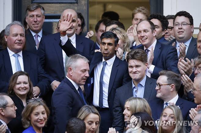 리시 수낵 영국 보수당 신임 당 대표 및 총리 내정자 (런던 EPA=연합뉴스) 리시 수낵 영국 보수당 신임 당 대표 및 총리 내정자가 24일(현지시간) 보수당 당사 앞에서 인사를 하고 있다. 2022.10.24 photo@yna.co.kr