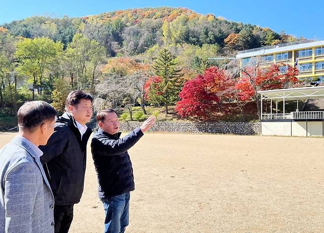 신경호 강원도 교육감(오른쪽)과 교육 문제 협의하는 이상호(가운데) 태백시장 [태백시 제공·재판매 및 DB 금지]