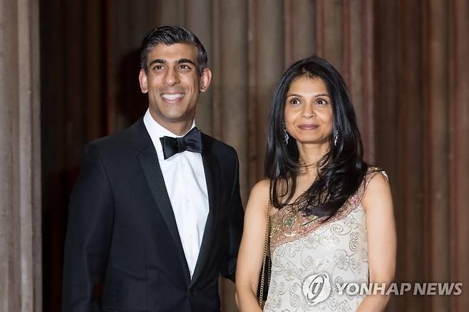 리시 수낵 영국 총리 내정자와 부인 아크샤타 무르티 [EPA 연합뉴스. 재판매 및 DB 금지]