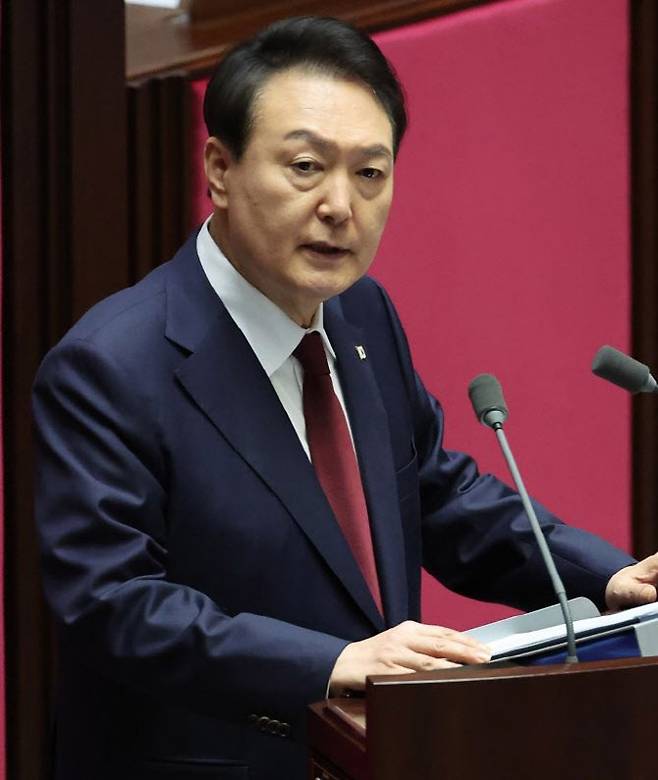 윤석열 대통령이 25일 오전 국회 본회의장에서 내년도 정부 예산안에 대한 시정연설을 하고 있다. 더불어민주당은 검찰의 대장동 수사를 정치보복으로 규정하고 이날 윤 대통령의 시정연설을 보이콧했다.(사진=연합뉴스)