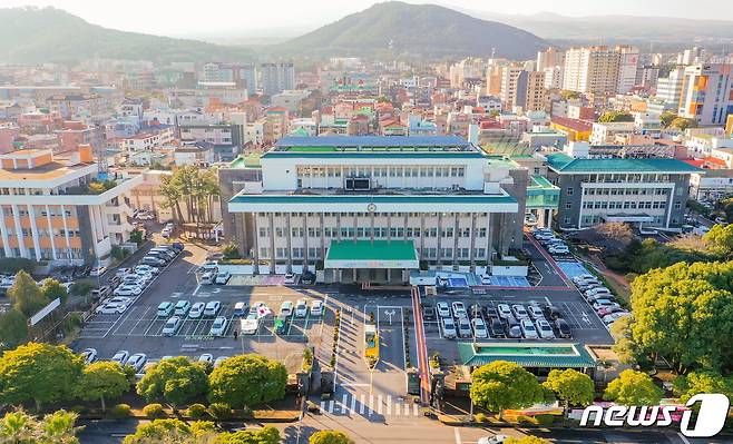 26일 제주특별자치도는 '어린이 통학차량 액화천연가스(LPG) 전환 지원사업' 신청을 접수한다고 밝혔다. 제주도청 전경(제주도 제공).2022.6.18/뉴스1