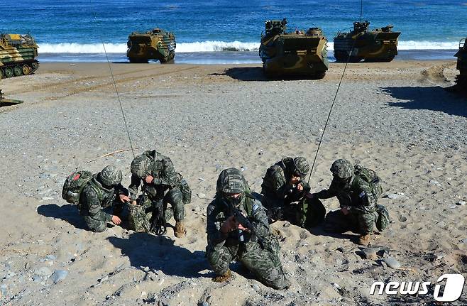 26일 오후 경북 포항시 북구 해안에서 실시된 2022해군·해병대 호국합동상륙훈련에서 KAAV(한국형돌격상륙장갑차)로 적 해안에 상륙한 해병대원들이 돌격 명령을 기다리고 있다.2022.10.26/뉴스1 ⓒ News1 최창호 기자