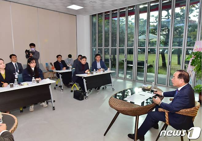 26일 오후 부산시교육청 별관 교육감 소통공감실에서 열린 '교육감 만난데이' 행사에서 참석자들이 교육현안에 대해 논의하고 있다.(부산시교육청 제공)