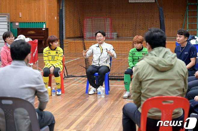 강기정 광주시장이 26일 오후 하남중앙초등학교에서 열린 정책소풍에 참석해 여자축구부와 연습게임을 한 후 학교체육 관련 간담회를 하고 있다.(광주시 제공)2022.10.26/뉴스1 ⓒ News1