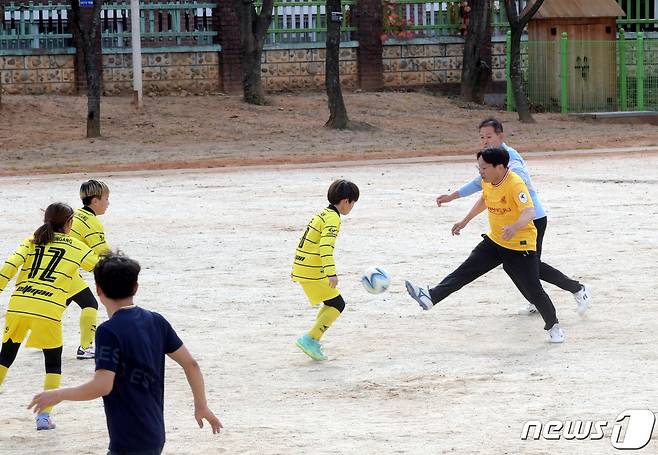 강기정 광주시장이 26일 오후 하남중앙초등학교에서 열린 정책소풍에 참석해 여자축구부와 연습 경기를 하고 있다.(광주시 제공)2022.10.26/뉴스1 ⓒ News1 박준배 기자