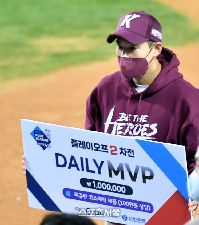키움 이용규가 25일 잠실구장에서 열린 2022 KBO 플레이오프 2차전 LG전 데일리 MVP에 선정됐다. 잠실 | 강영조기자kanjo@sportsseoul.com