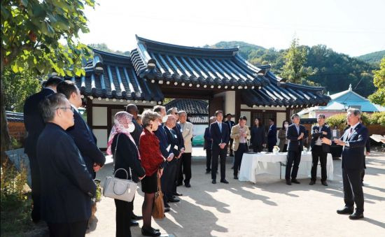 오태완 경남 의령군수가 故이병철 삼성그룹 회장 생가를 찾은 주한 7개국 대사와 전경련 관계자들에게 소개를 하고 있다.