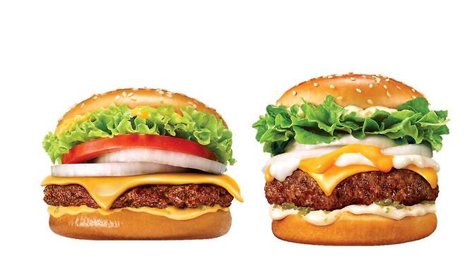 맘스터치 '그릴드비프버거'와 '트리플딥치즈비프버거'. /맘스터치 제공