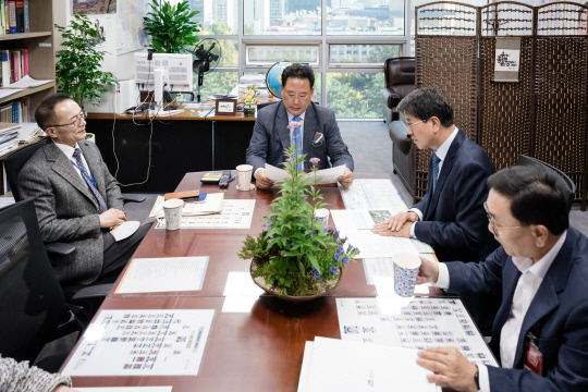 지역발전에 사용될 내년도 국비 확보를 위해 김돈곤 청양군수가 어기구의원을 만나 국비확보건을 요청하는 등  행보가 발빠르게 움직이고 있다.사진=청양군 제공