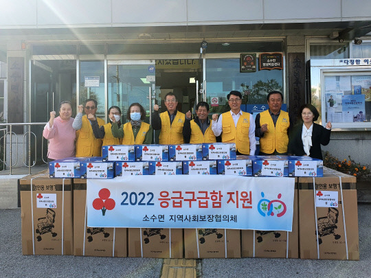 괴산군 소수면 지역사회보장협의체는 지난 25일 마을에 보건지소 및 보건진료소가 없거나 먼 거리에 위치한 의료취약계층 20가구에 응급구급함을 지원했다.       사진=괴산군 제공