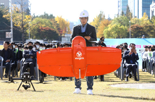 '제2회 지적 및 드론측량 경진대회'가 26일 대전시청 남문광장 일원에서 열려 관계자가 드론을 시연하고 있다.