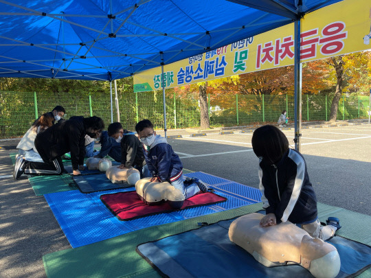 어린이들이 심폐소생술 체험을 하는 모습 사진=옥천소방서 제공