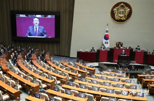 윤석열 대통령이 25일 국회본회의장에서 시정연설을 하고 있다. 이날 더불어민주당 의원들은 민주연구원 압수수색애 항의하여 본회의를 보이콧했다. 원대연 기자 yeon72@donga.com