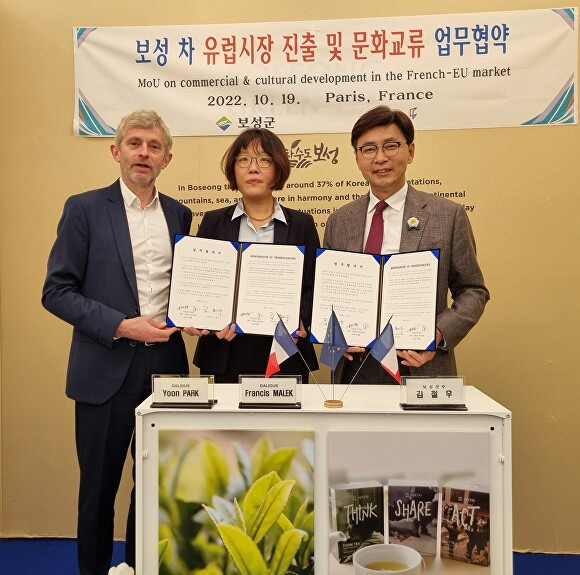 김철우 보성군수(오른쪽)이 ㈜달리우스와 업무협약을 맺고 기념사진을 찍고 있다. [사진=보성군]