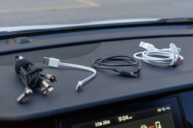 총 네 종류의 케이블로 실험한 결과, USB-IF 인증을 받은 벨킨 프로 플렉스 제품군만 정상 동작했습니다. 출처=IT동아