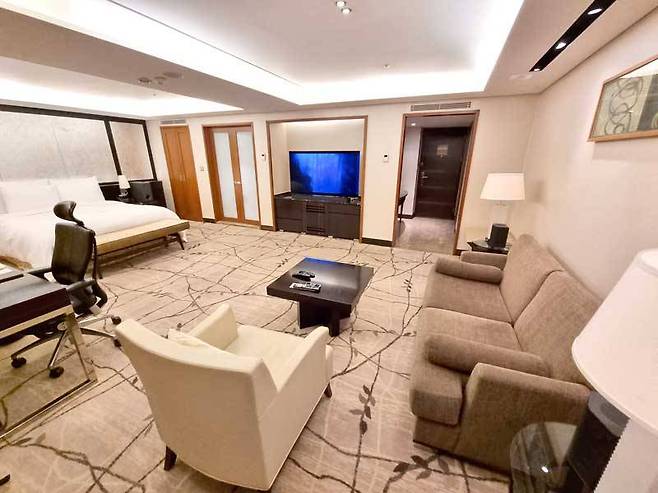 LG OLED TV와 LG 사운드바 S95QR가 설치된 롯데호텔 서울의 특별 객실