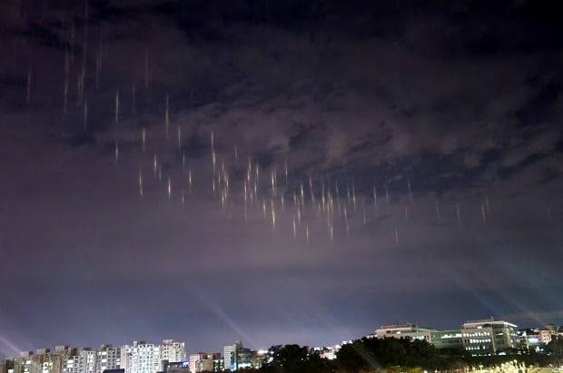 26일 오후 제주시 도남동에서 바라본 하늘에 빛기둥이 나타난 모습. /사진=연합뉴스