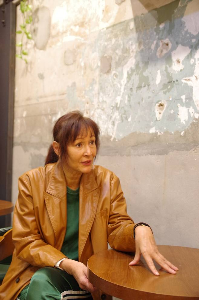 네덜란드 저널리스트 그리셀다 몰러만스가 지난 20일 오후 서울 중구의 한 카페에서 경향신문과 인터뷰 하고 있다. 이진주 기자