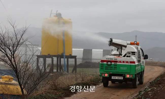 조류인플루엔자 차단을 위해 가금류 사육단지에 대한 방역 시행 장면. 경향신문 자료사진