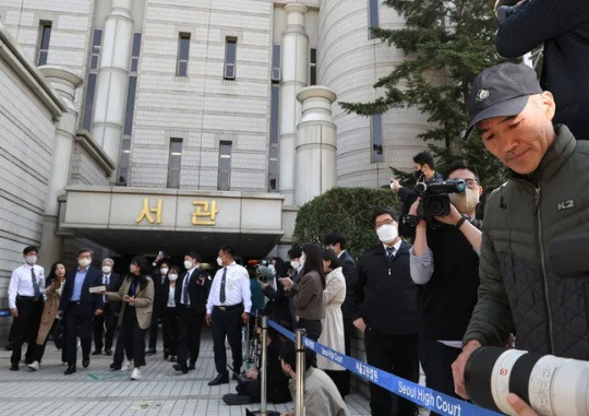 Lee Rae-jin (right), the older brother of the late Lee Dae-jun, a civil servant in the Ministry of Oceans and Fisheries who died after he was shot by North Korean soldiers in September 2020, wait for former defense minister Suh Wook, as he leaves the Seoul Central District Court after the suspect questioning (warrant validity review) prior to his arrest on October 21. Yonhap News