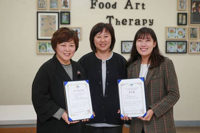 한국식품조리과학회가 주최한 추계학술대회에서 수상한 이채홍(오른쪽), 송진선(왼쪽)씨와 이영아 교수. (대구가톨릭대 제공) 2022.10.26