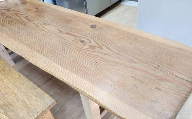 지리산으로 오던 해에 후배가 준 나무로 만든 테이블. 깨끗한 나무였는데 그동안 흠집이 많이 생겼다. 사진=임송