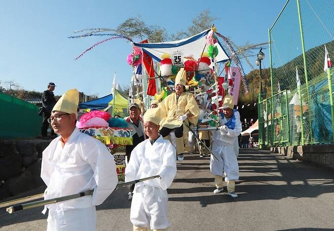 [함양=뉴시스] 함양군 지리산 천왕축제 상여놀이. *재판매 및 DB 금지