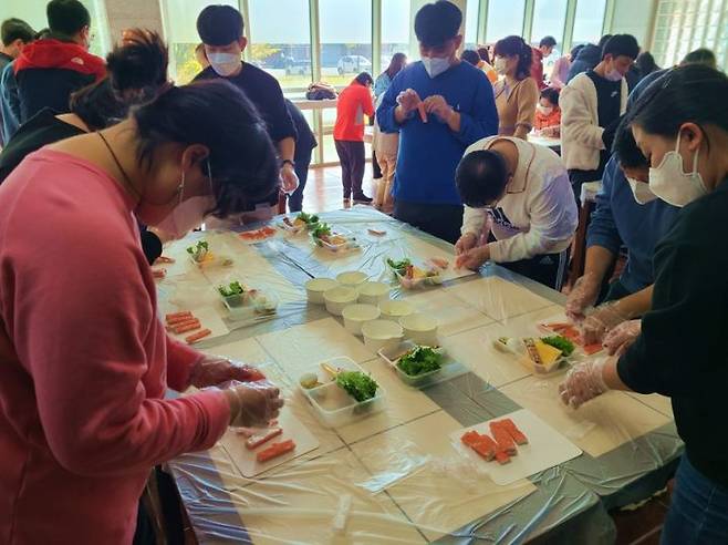 [전주=뉴시스] 26일 전북바이오융합산업진흥원에서 진행된 ‘발달장애인과 함께하는 쿠킹클래스’ 행사 모습. *재판매 및 DB 금지