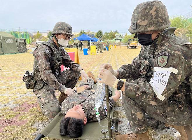 [광주=뉴시스] 육군 제 31보병사단은 26일 광주 광산구 보라매 축구장에서 광주공항 화학탄 공격 상황을 가정한 대량전사상자 처리 훈련을 펼쳤다. (사진=육군 31사단 제공) 2022.10.26. photo@newsis.com *재판매 및 DB 금지