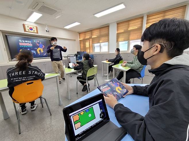 대구영화학교 학생들이 메타버스 도서 ‘쉽게 배우는 메타버스’ 의 수어 동영상을 보며 개더타운 실습을 하고 있다.   KT 대구경북광역본부 제공