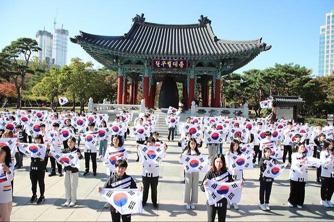 동덕초등학교 6학년 학생 40여 명이 플래시몹 율동을 펼치고 있다. 대구시 제공