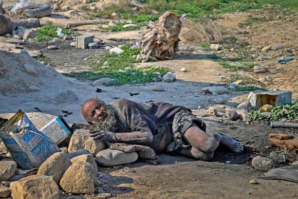 세상에서 가장 더러운 남자로 통하던 ‘아모 하지’(하지 아저씨)의 생전 모습-2018년 12월 28일(현지시간) 이란 남서부 파르스주 농촌마을 데즈가 외곽에 하지 아저씨가 누워 있다. 2018.12.28 AFP 연합뉴스