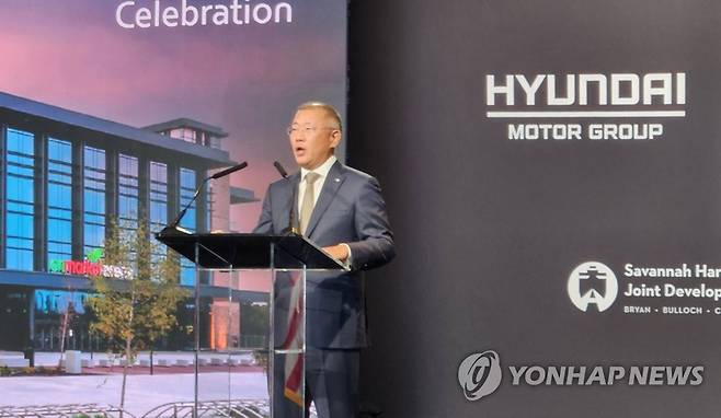 조지아 전기차공장 착공식 참석한 정의선 회장 (서배너[미 조지아주]=연합뉴스) 이종원 통신원 = 정의선 현대자동차그룹 회장이 25일(현지시간) 미국 조지아주 브라이언 카운티에서 열린 '현대자동차그룹 메타플랜트 아메리카' 기공식에서 발언하고 있다. 2022.10.26 vivid@yna.co.kr
