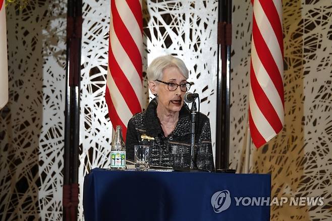 한미일 3국 외교차관 협의회 후 기자회견에서 답변하는 셔먼 미국 국무부 부장관 (도쿄=연합뉴스) 박성진 특파원 = 웬디 셔먼 미국 국무부 부장관이 26일 도쿄에 있는 외무성 이쿠라공관에서 한미일 3국 외교차관 협의회 후 열린 공동 기자회견에서 발언하고 있다. 2022.10.26 sungjinpark@yna.co.kr