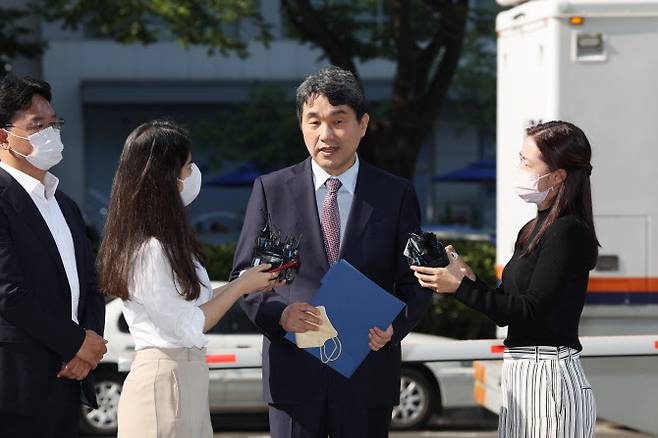 이주호 사회부총리 겸 교육부 장관 후보자가 지난달 30일 서울 여의도 한국교육시설안전원에 마련된 인사청문회 준비 사무실로 첫 출근을 하며 취재진의 질문에 답하고 있다. (사진=연합뉴스)