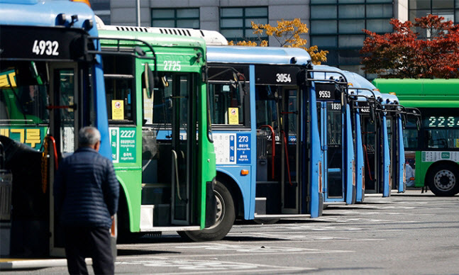 서울 중랑구 중랑공영차고지에 시내버스들이 주차돼 있다. (사진=뉴시스)