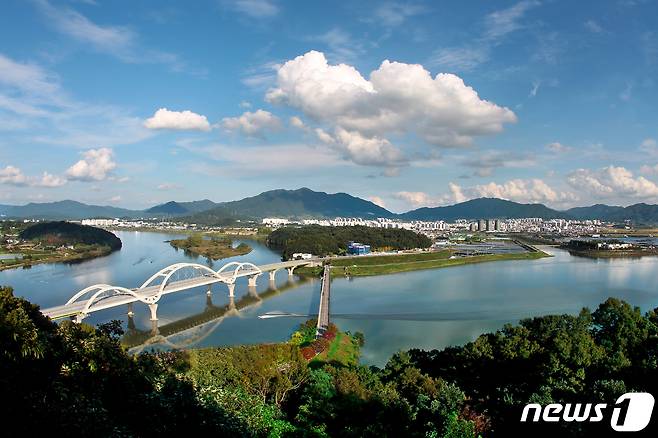 27일 충북 충주시는 국가정원 조기 조성을 위한 시민 서명운동을 전개한다고 밝혔다. 사진은 남한강과 탄금호 전경.(충주시 제공)2022.10.27/뉴스1