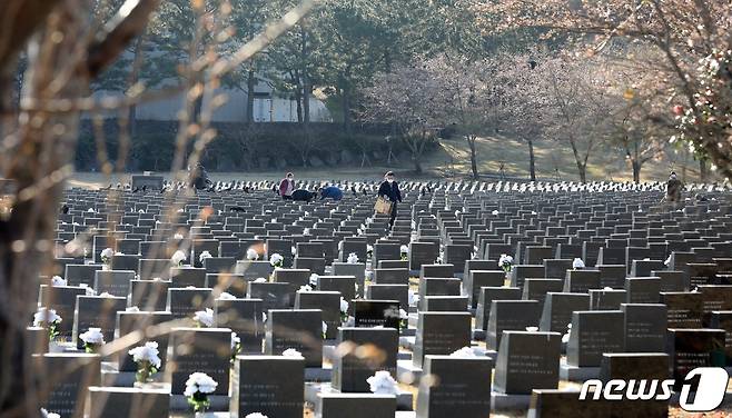 제주4·3사건 희생자 300명에게 내달 1일부터 국가보상금이 11월부터 지급된다. 74주년 제주4·3추념식이 열리는 4·3평화공원 행방불명인 묘역.2022.4.3/뉴스1 ⓒ News1 고동명 기자