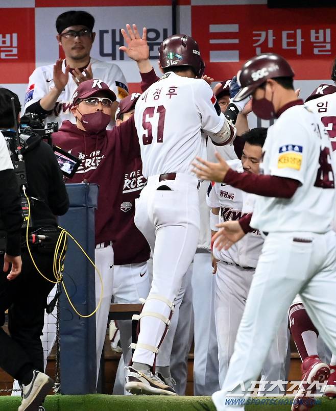 2022 KBO리그 포스트시즌 플레이오프 3차전 LG와 키움의 경기가 27일 고척스카이돔에서 열렸다. 7회말 키움 이정후가 솔로홈런을 치고 홍원기 감독과 기쁨을 나누고 있다. 고척=허상욱 기자wook@sportschosun.com/2022.10.27/