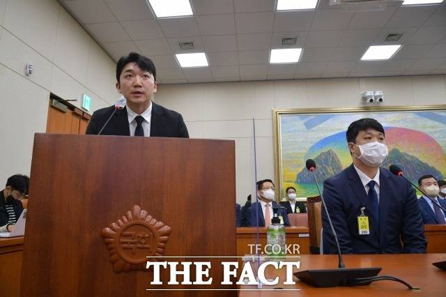 명품 플랫폼 3사(발란·트렌비·머스트잇)가 ‘가품 논란’을 탈피하기 위해 가진 노력을 쏟고 있지만 이면을 들여다보면 여전히 소비자들의 권익보호에는 뒷짐만 지고 있는 것으로 드러났다. 최형록(왼쪽) 발란 대표, 박경훈 트렌비 대표가 지난 7일 오후 서울 여의도 국회에서 열린 정무위원회의 공정거래위원회 등에 대한 국정감사에 증인 출석해 질의 답변을 하고 있다. /남윤호 기자