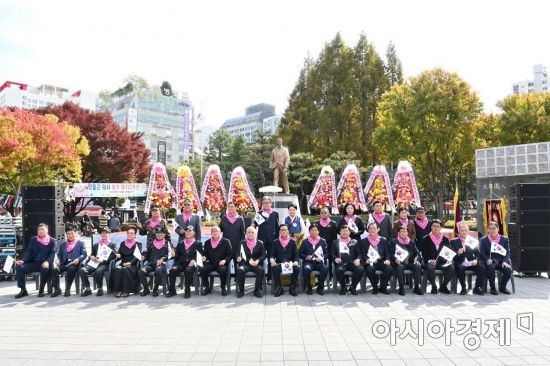 안중근 의사 의거 제113주년 기념식에서 참석자들이 태극기를  들고 단체 기념촬영을 하고 있다. 2022.10.26 [부천시 제공]