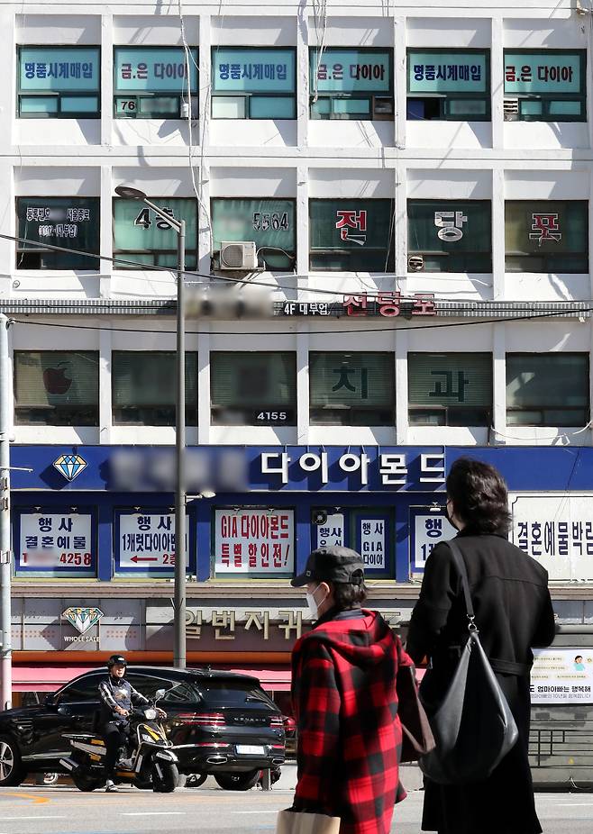 최근 높아지고 있는 법정금리에 폐업하고 있는 전당포들이 늘고 있는 가운데 17일 서울 종로구의 한 전당포. 2022.10.17 /남강호 기자