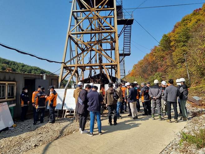 27일 오전 8시 34분쯤 경북 봉화군의 한 아연 채굴 광산에서 붕괴사고가 발생했다는 신고가 접수돼 소방당국이 구조작업을 펼치고 있다. 소방당국은 전날 오후 6시쯤 사고가 발생한 것으로 보고 있다. /연합뉴스