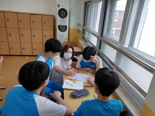 대전탄방중학교 학생들이 수학동아리 활동을 진행하고 있다. 사진=대전시교육청 제공