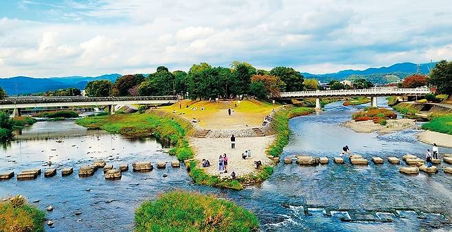 교토 동쪽 가모가와강은 두 강이 합쳐져 하나의 강을 이룬다. 삼각주 숲속에 시모(하)가모신사가, 왼쪽 강 상류에 가미(상)가모신사가 있다. 두 신사는 ‘할아버지와 손자의 관계’. 세계문화유산으로 지정됐다.