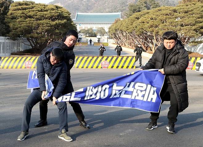 김수억 전 금속노조 기아차비정규직지회장이왼쪽)이 2019년 1월 18일 청와대 앞에서 비정규직 철폐를 요구하며 기습시위를 벌이고 있다. 박종식 기자