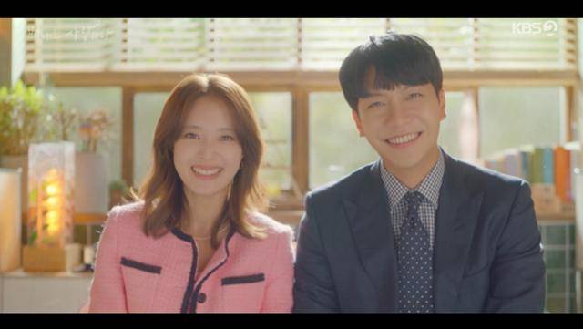 '법대로 사랑하라' 이승기(오른쪽)는 이세영과 함께 법률 상담 카페에서 일하며 의뢰인들의 고민을 들어줬다. 두 사람은 이 작품을 통해 안정적인 연기력을 자랑했다. KBS2 캡처