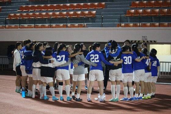 지난달 23일 SUFA( 서울권대학축구동아리연맹) 주최 여자축구리그에서 'W-KICKS'가 서로 어깨동무를 하고 구호를 외치고 있다. W-KICKS 제공