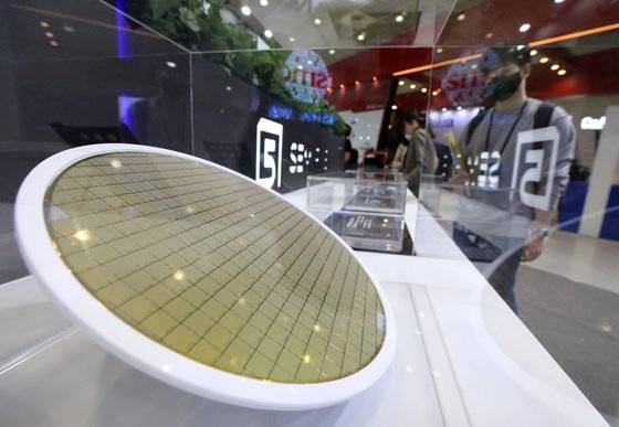 지난 5일 오후 서울 강남구 코엑스에서 열린 제24회 반도체대전(SEDEX 2022)에서 한 참관객이 반도체 웨이퍼를 살펴보고 있다. 뉴스1